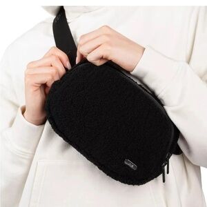 Lolë Unisex Fleece Belt Bag black new